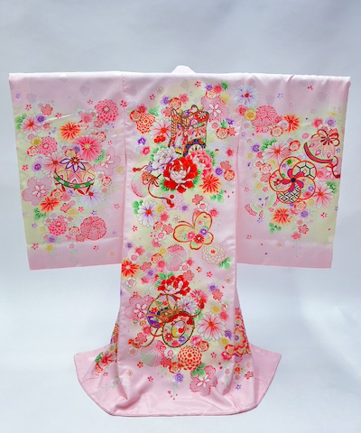 産着(お宮参り)｜淡桃地に御所車と花模様