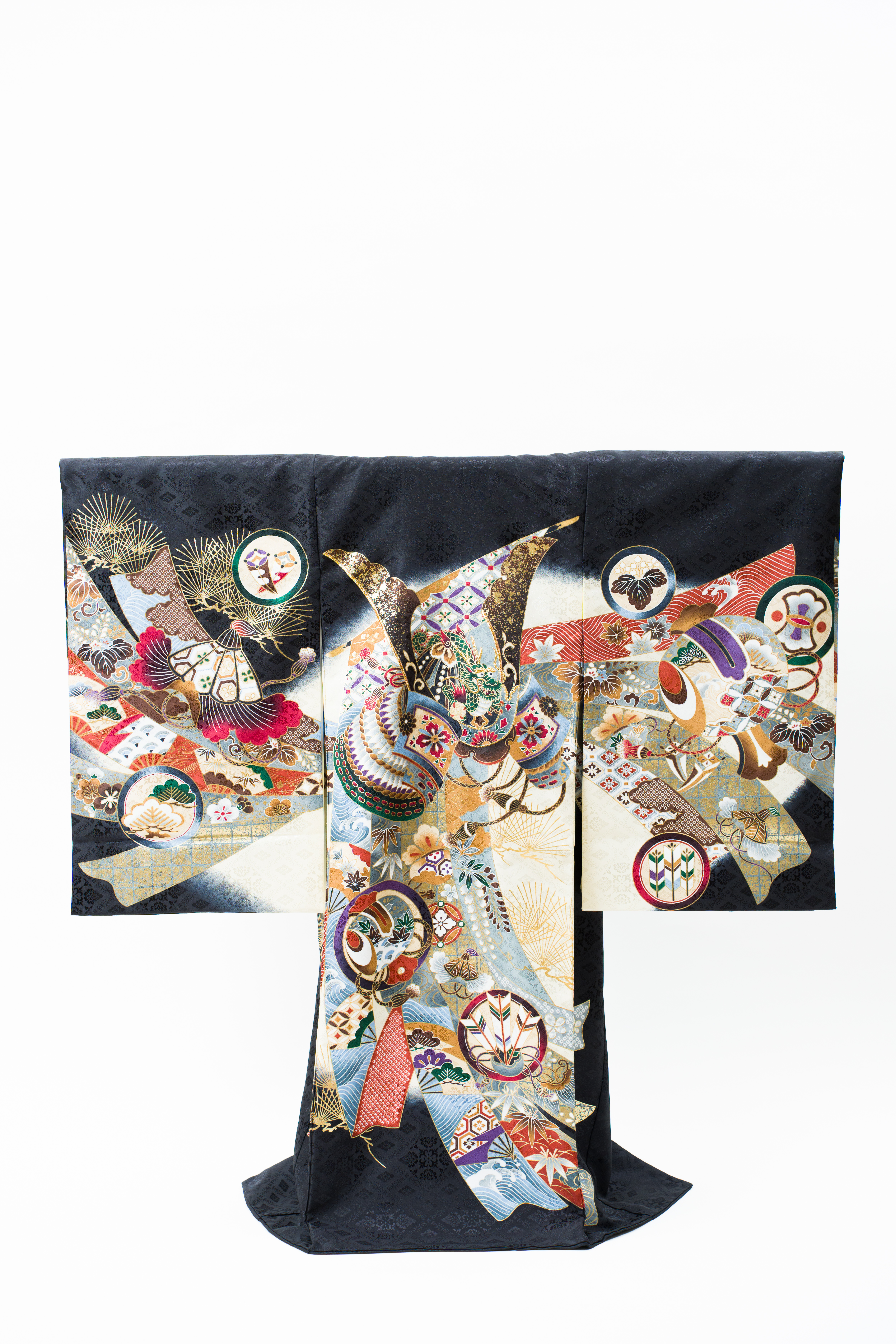 産着(お宮参り)｜黒地に兜と宝尽くし文様