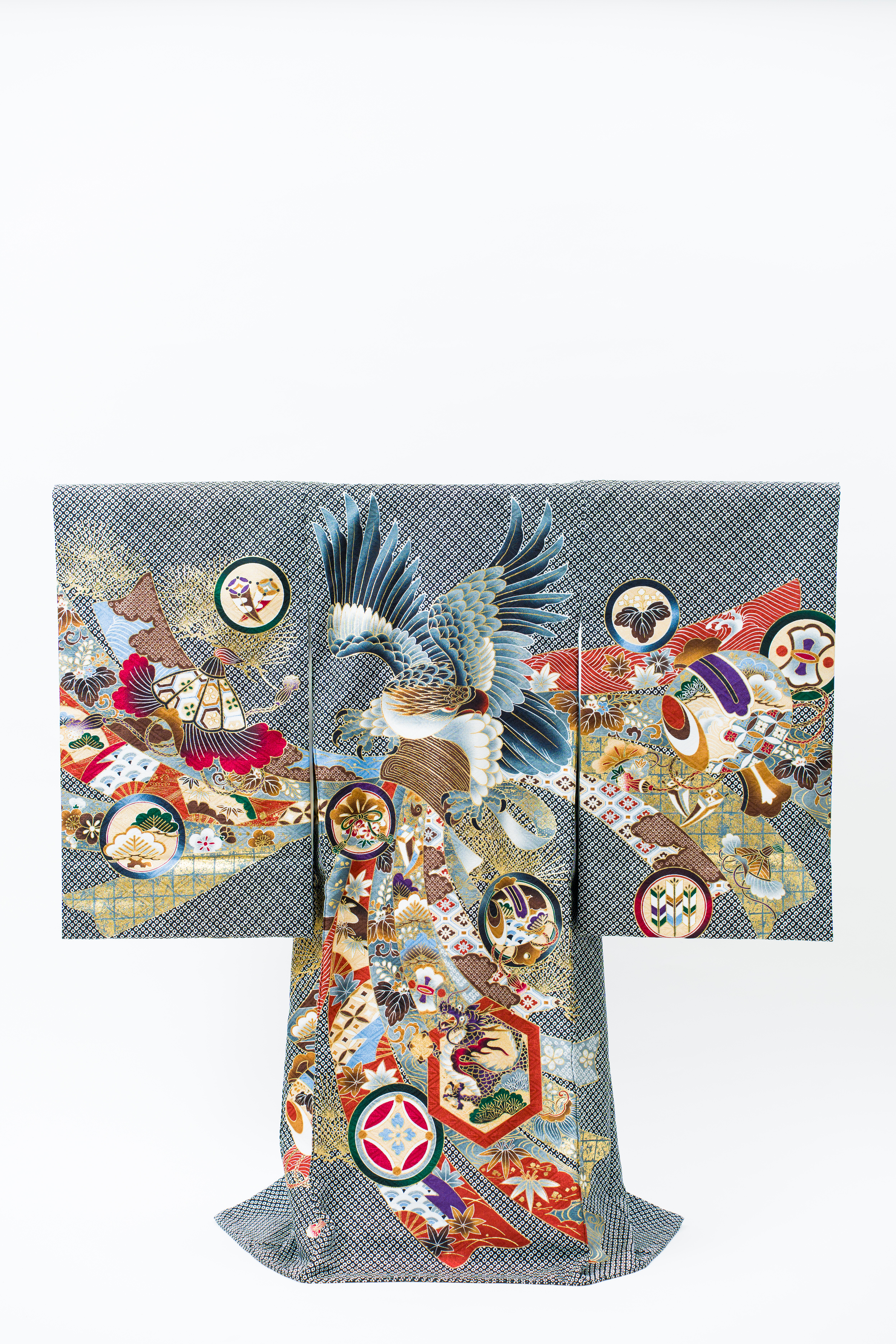 産着(お宮参り)｜紗綾形地に鷹と束ね熨斗 兜と吉祥文様