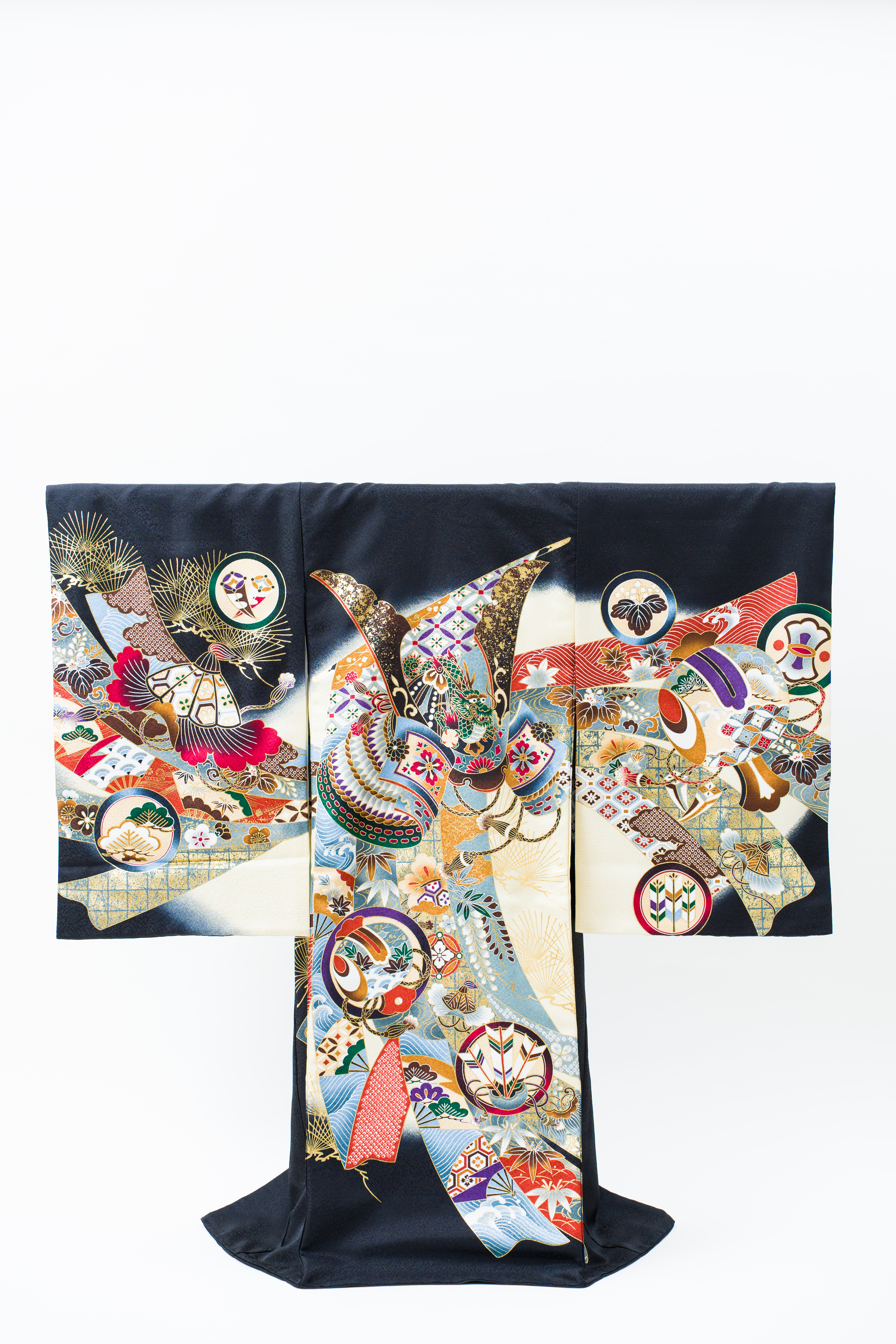 産着(お宮参り)｜黒地に兜と束ね熨斗 吉祥文様