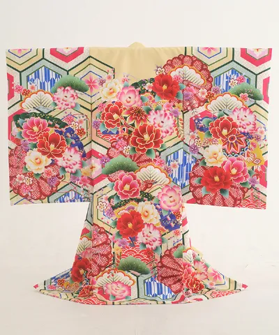 産着(お宮参り)｜薄黄色地に亀甲と扇 牡丹尽くしの吉祥文様