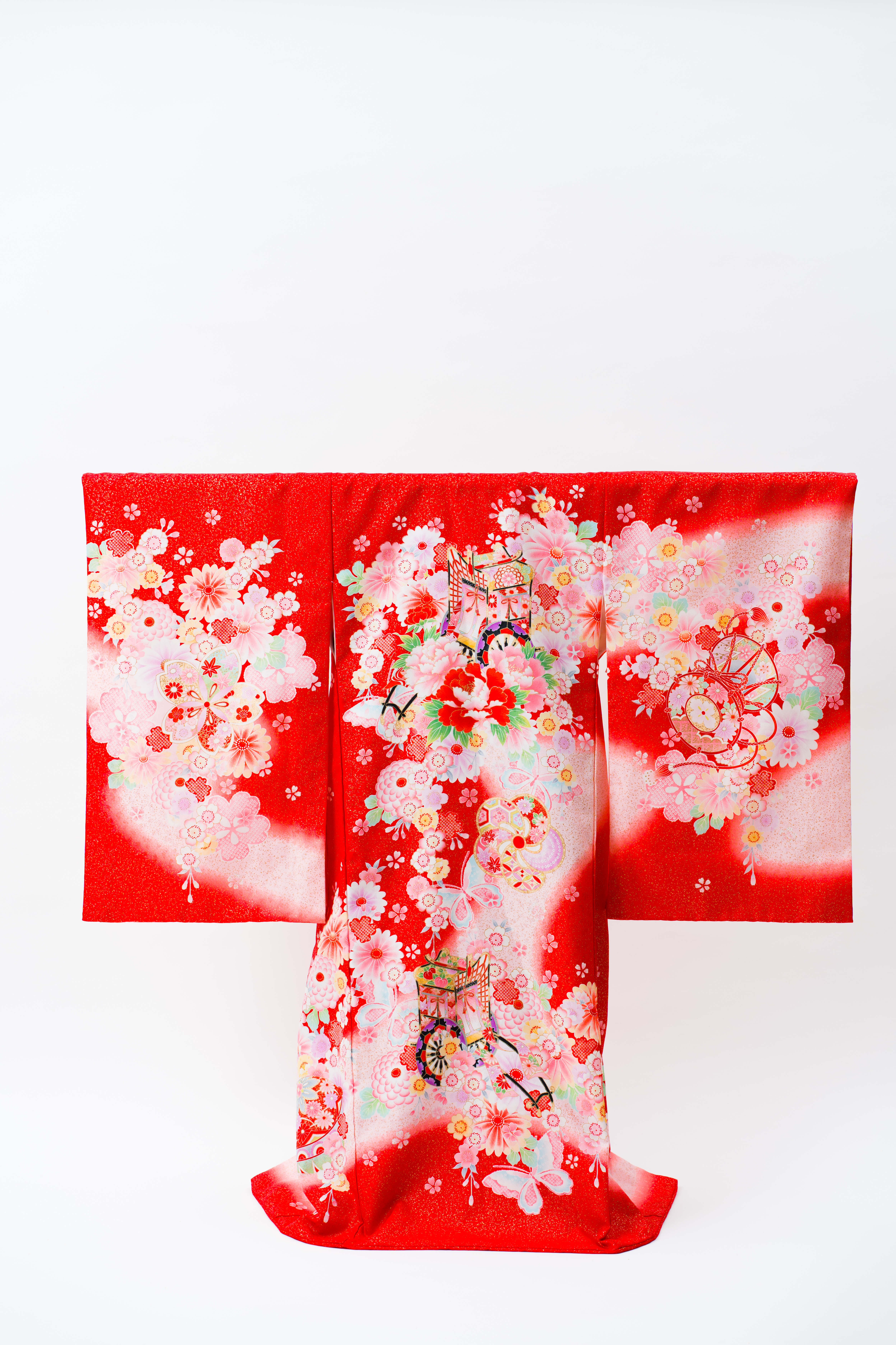 産着(お宮参り)｜赤地に御所車と花々 桜と蝶の舞う吉祥文様