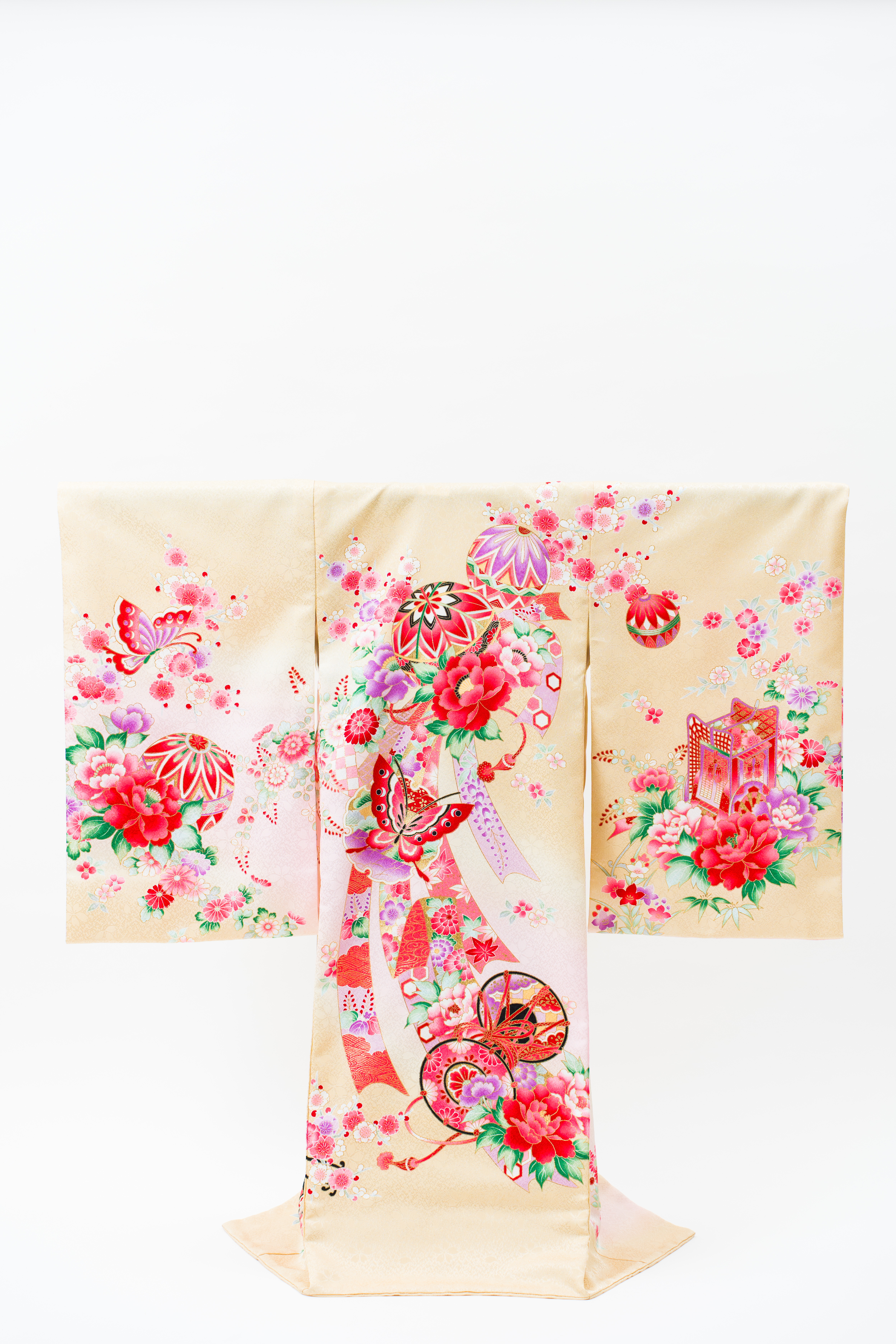 産着(お宮参り)｜薄黄色地に蝶と手毬 牡丹と花車の吉祥文様