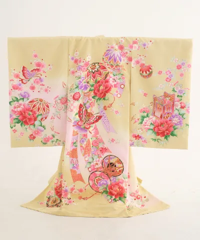 産着(お宮参り)｜薄黄色地に蝶と手毬 牡丹と花車の吉祥文様