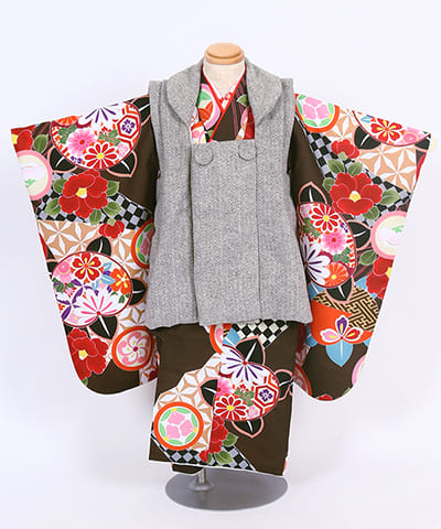 七五三(三歳)｜焦茶地に鞠と梅椿市松のモダン柄