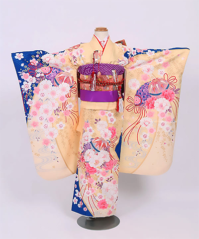 七五三(七歳) |クリーム色に菱地紋 鞠と桜柄