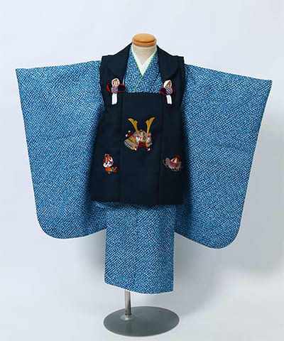 七五三（三歳男の子）| 青地に兜と縁起模様