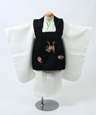 七五三（三歳男の子）| 白地に兜と黒被布