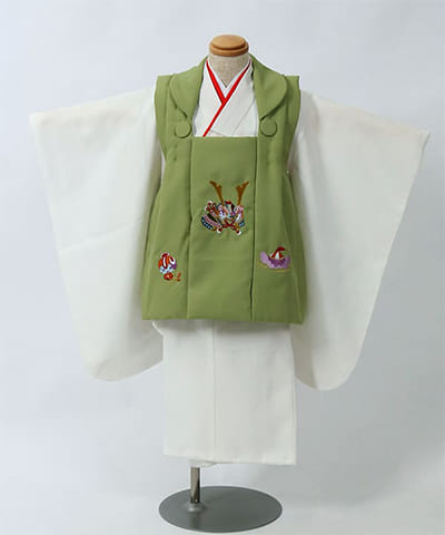 七五三（三歳男の子）| 白地に若草色被布と兜