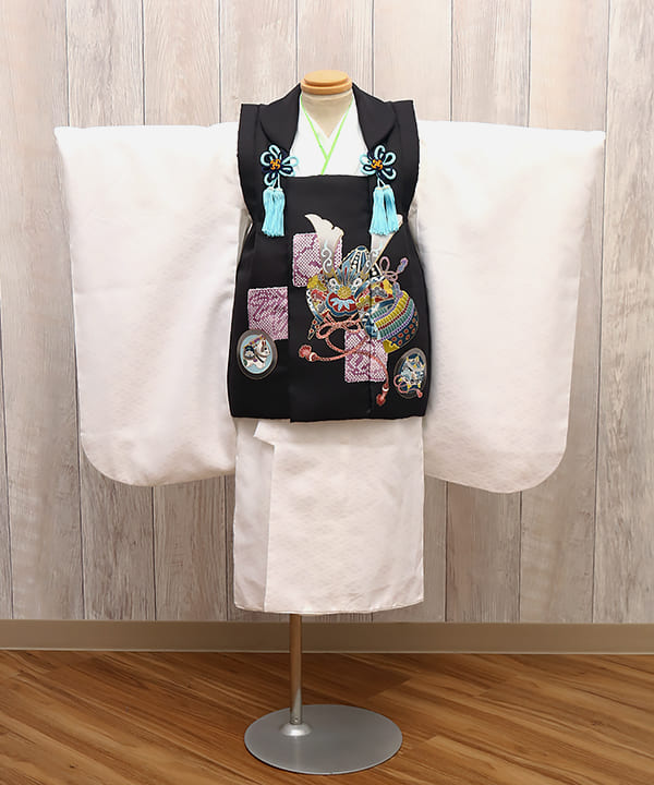 七五三（三歳男の子）| 黒地に兜と松竹梅