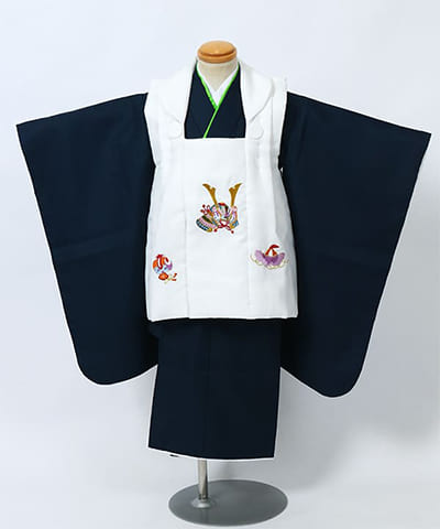 七五三（三歳男の子）| 紺地に白ストライプ被布と兜刺繍