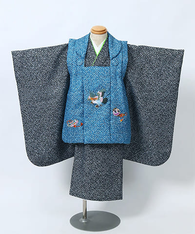 七五三（三歳男の子）| 黒地に青の被布と鷹刺繍