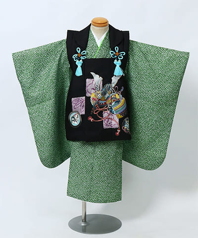七五三（三歳男の子）| 緑地に黒被布と兜刺繍