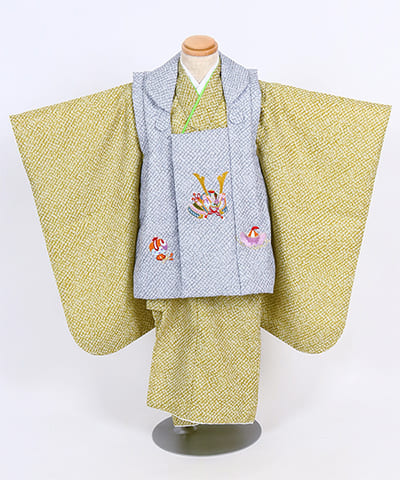 七五三（三歳男の子）| 黄緑地に淡青被布と兜刺繍
