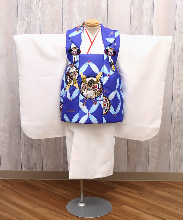 七五三（三歳男の子）| 白地に青の羽織と兜の煌めき