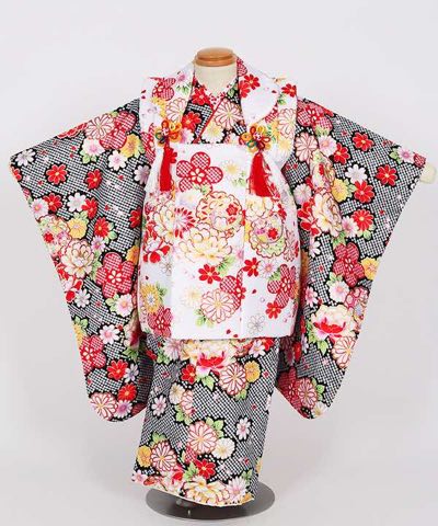 七五三(三歳) | 黒地の総絞り調と花々 豪華白被布