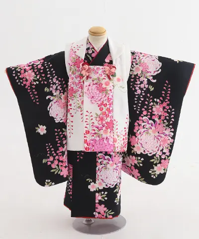 七五三（三歳）| 黒地に牡丹と藤の華やぎ白被布