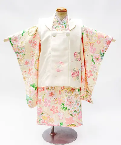 七五三（三歳）| 薄桃地に花づくしと白被布