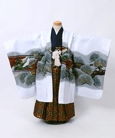 七五三(五歳) | 白地に松と鷹の風景文様