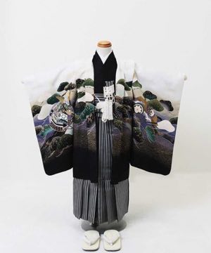七五三(五歳) | 白地に紫と金の暈し 松・兜・扇 大鷹