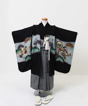 七五三(五歳) | 黒地に兜と鷹 松文様の羽織