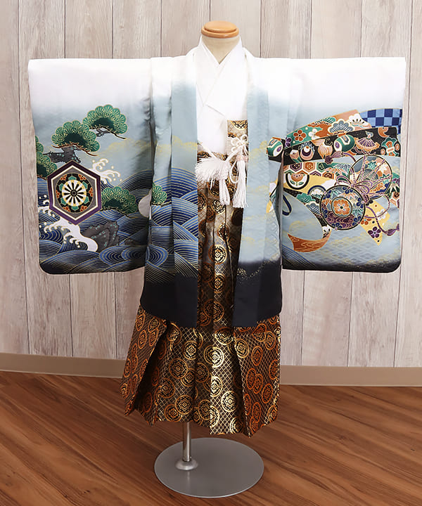 七五三(三歳男の子) | 白地に兜と松文様