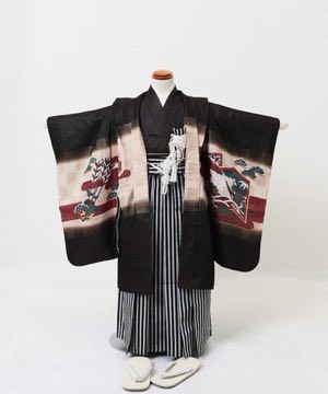 七五三(五歳) | 黒地総金通し 市松に松や矢羽 赤目の大鷹