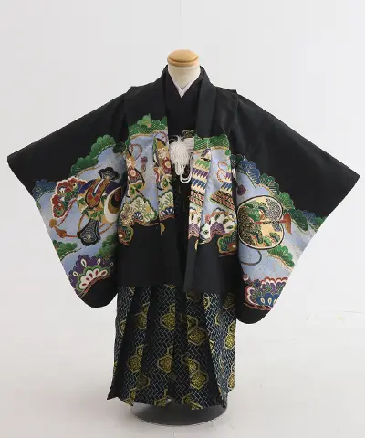 七五三（五歳） | 黒地に兜と宝尽くしの羽織