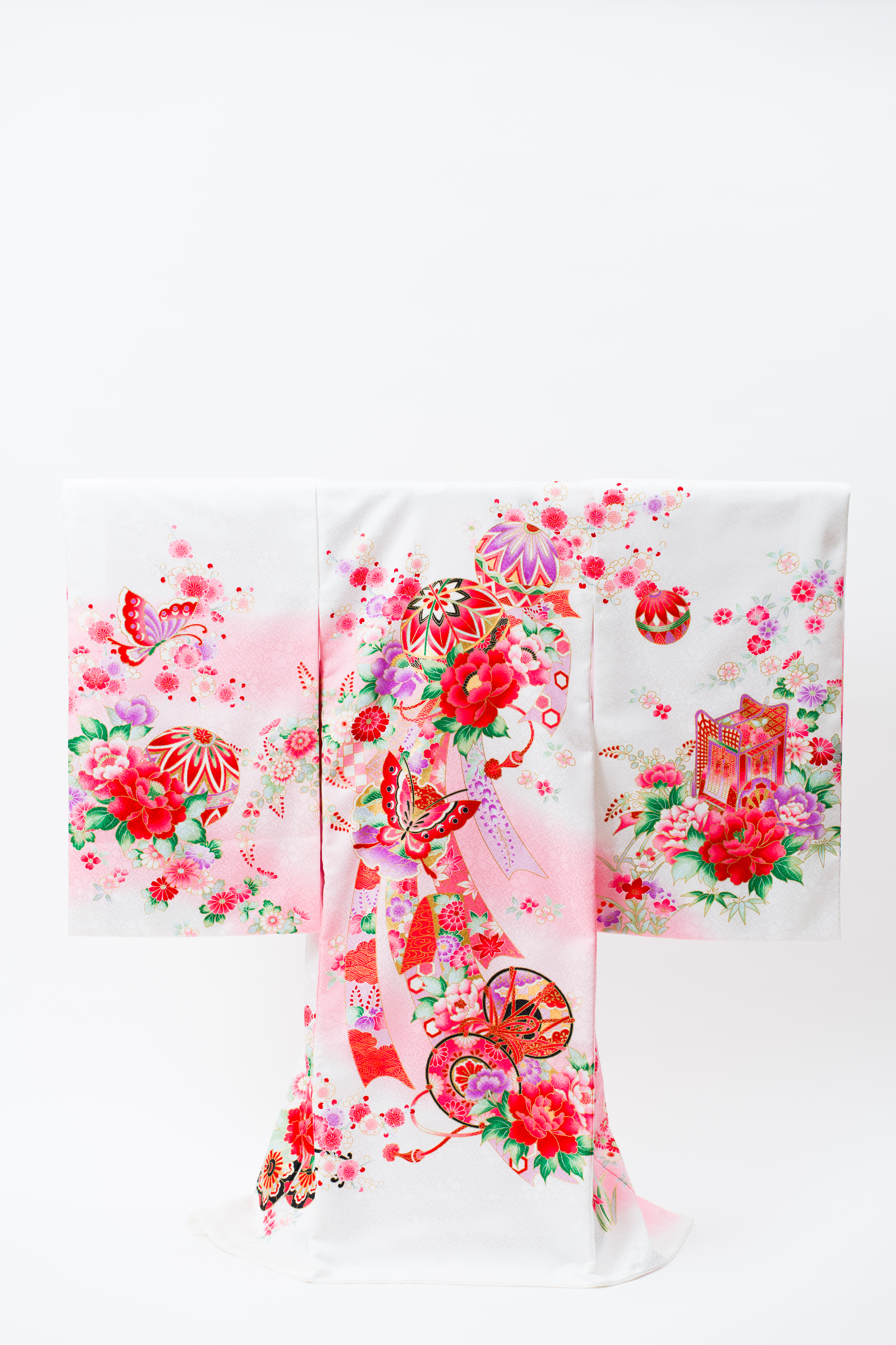 産着(お宮参り) | 白地に牡丹と蝶の舞