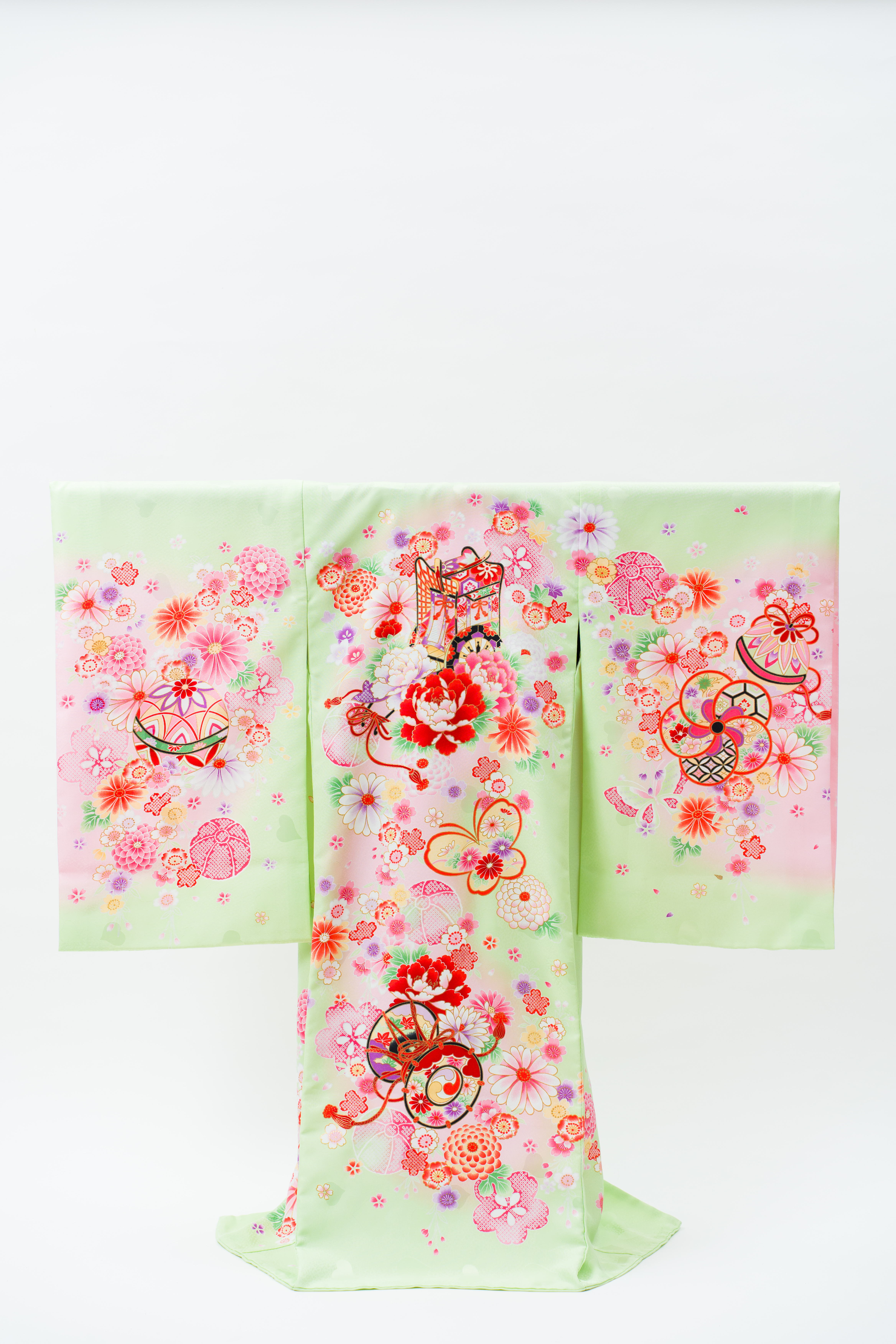 産着(お宮参り) | 若草色地に御所車と四季の花々