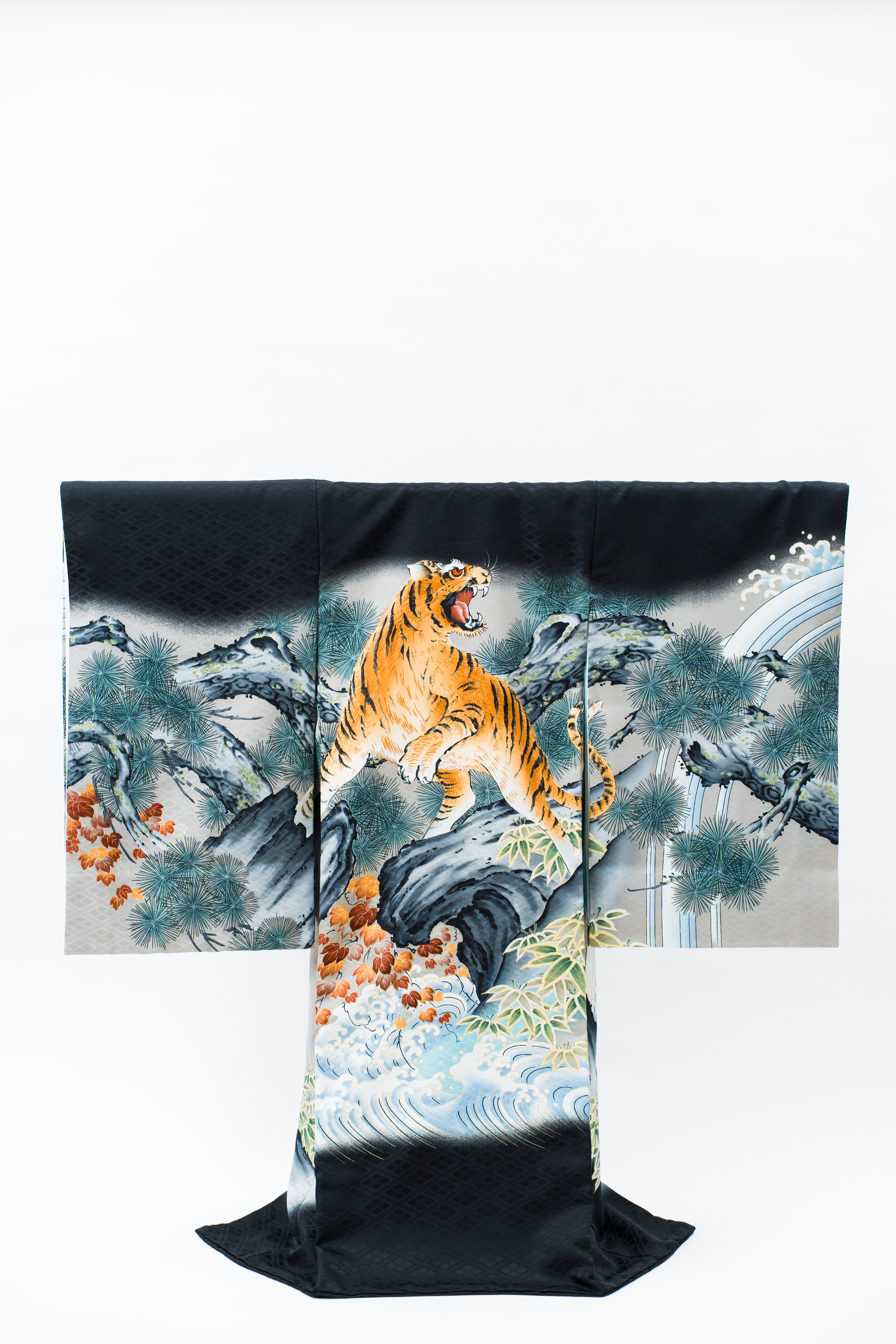 産着(お宮参り) | 黒色地に松竹梅と虎の勇姿